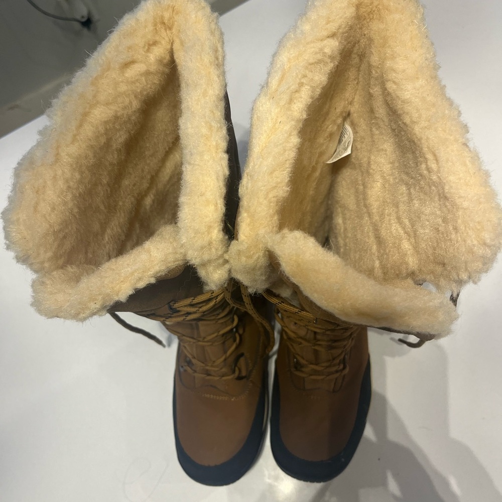 Women’s Bearpaw Winter boots Size 9